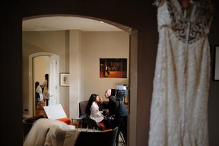 Bruid Natascha krijgt make-up verzorging in een elegante kamer op Landgoed De Salentein, terwijl bruidsmeisjes zich voorberei