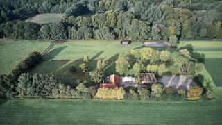 Luchtfoto van Hoeve Sparredam in Hoevelaken met witte feesttent waar Menno en Esther trouwen - Trouwshoot Stefan Segers