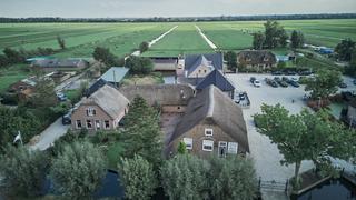 Luchtfoto van 't Hof van Hoenkoop in Oudewater waar Jopie en Cees trouwen - Trouwshoot Stefan Segers
