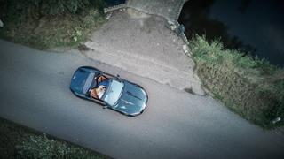 Bruidspaar Jopie en Cees in opengeconverteerde auto tijdens trouwreportage op 't Hof van Hoenkoop - Trouwshoot Stefan Segers