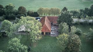 Luchtfoto van Hoeve Sparredam omgeven door groene weiden en bomen - ideale trouwlocatie in Hoevelaken - Trouwshoot Stefan Seg