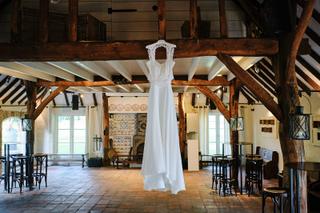 Witte bruidsjurk opgehangen in landelijke trouwzaal Hoeve Sparredam Hoevelaken, bruidsfotografie Menno en Esther - Trouwshoot
