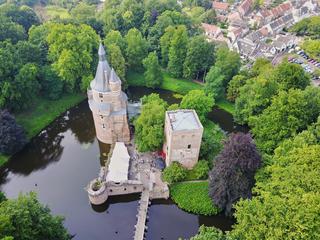 Luchtfoto van Kasteel Duurstede met bruidspaar David en Januska op het kasteelplein - Trouwshoot Stefan Segers