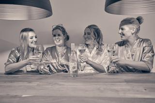 Vier vrouwen juichen en prooosten met wijnglazen tijdens het huwelijksfeest op Kasteel De Hooge Vuursche in Baarn - Trouwshoo