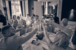 Bruidsgasten heffen het glas tijdens het diner op Kasteel De Hooge Vuursche in Baarn. Vrolijke momenten van Kim en Dennis' hu