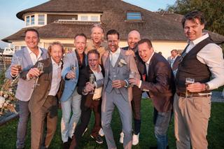 Bruidegom Carlo en getuigen proost bij Kasteel Sypesteyn Loosdrecht, vrolijke trouwreportage - Trouwshoot Stefan Segers