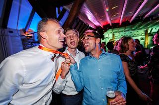 Bruidspaar Menno en Esther feest met gasten op trouwfeest Hoeve Sparredam Hoevelaken, dansende bruidsgasten - Trouwshoot Stef