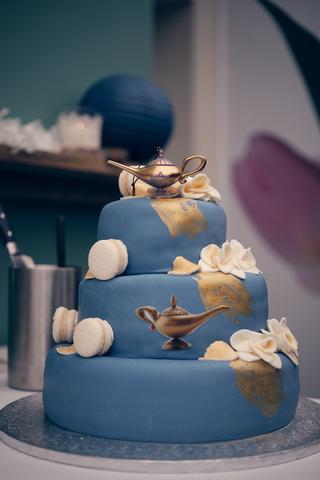 Blauwe bruidstaart met gouden details en makarons, trouwreportage Fletcher Hotel Beekbergen - Trouwshoot Stefan Segers