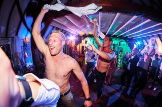 Bruidegom Menno danst uitbundig op trouwfeest Hoeve Sparredam Hoevelaken, vrijgezelle party sfeer trouwreportage - Trouwshoot