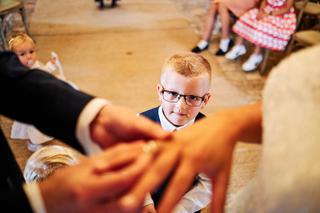 Bruidspaar Menno en Esther dansen uitgelaten met kinderen Jasmijn en Tijmen op het dansfeest - Trouwshoot Stefan Segers