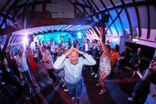 Bruidspaar Menno en Esther feesten met gasten op dansfeest, trouwreceptie Hoeve Sparredam Hoevelaken - Trouwshoot Stefan Sege