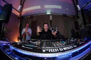 DJ Carlo en saxofonist trouwerij Finley Loosdrecht, feestgeluiden op Kasteel Sypesteyn, bruiloft dancefeest - Trouwshoot Stef