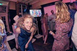 Bruidsgast Kim danst lachend op trouwfeest, gezellige avondreceptie Kasteel De Hooge Vuursche, bruiloft Dennis en Jayce - Tro