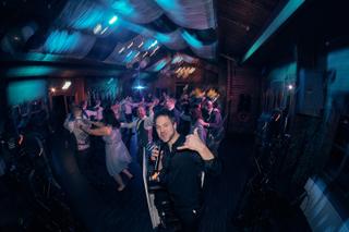 DJ en bruidsgasten dansen op trouwfeest Fletcher Hotel Wipselberg Beekbergen - Trouwshoot Stefan Segers