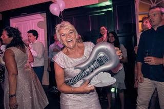 Bruidegom Dennis en gasten vieren feest met gitaarinflatable, trouwreceptie Kasteel De Hooge Vuursche - Trouwshoot Stefan Seg