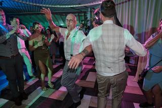 Bruidspaar Milou en Theron danst vrolijk met gasten op trouwfeest Kamerik Woerden, feestelijke trouwreportage - Trouwshoot St
