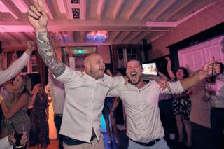 Bruidspaar Dennis en Jayce viert uitbundig op trouwfeest Kasteel De Hooge Vuursche, dansfeest bruidsfotografie - Trouwshoot S