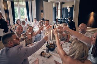 Bruidspaar Dennis en Kim toost met gasten tijdens receptie, huwelijksfeest Kasteel De Hooge Vuursche - Trouwshoot Stefan Sege