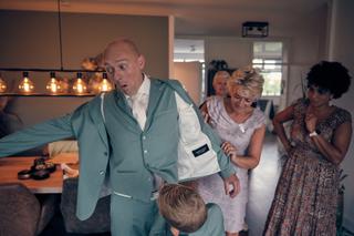 Bruidegom Dennis in turquoise pak danst met zoontje Jayce, bruiloft Kasteel De Hooge Vuursche, trouwreportage - Trouwshoot St