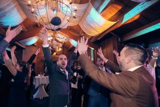 Bruidspaar Jeroen en Martijn vieren feest met gasten onder sfeervolle verlichting bij Fletcher Hotel Wipselberg - Trouwshoot