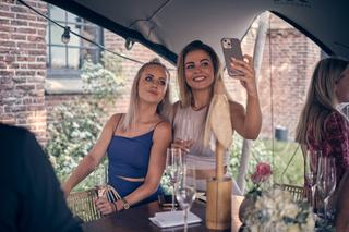 Vrolijke gasten proostten onder het terras van Het Dikke Torentje in Eemnes, smartphone in de hand en glimlach op het gezicht