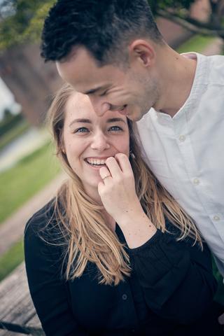 Huwelijksaanzoek Marinka en Wai Ho bij Muiderslot kasteel, bruidspaar toont trouwring, loveshoot - Trouwshoot Stefan Segers