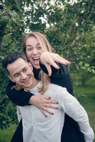 Bruidspaar Marinka en Wai Ho speels in groene tuin bij Muiderslot Muiden, huwelijksaanzoek loveshoot - Trouwshoot Stefan Sege