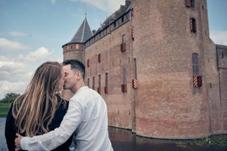 Bruidspaar Marinka en Wai Ho kust bij Muiderslot, romantische loveshoot kasteel Muiden - Trouwshoot Stefan Segers