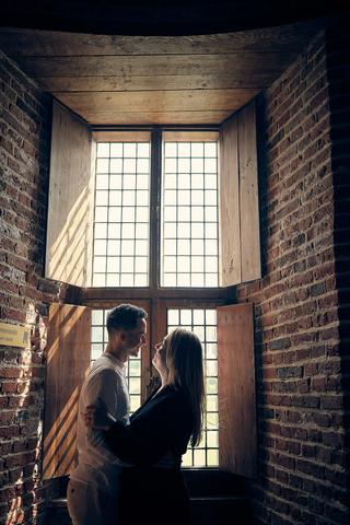 Bruidspaar Marinka en Wai Ho bij Muiderslot, intiem moment in kasteel, loveshoot trouwreportage - Trouwshoot Stefan Segers