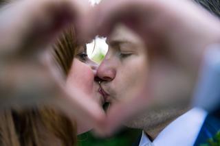 Bruidspaar Arend en Marieke kussen intiem door bloem heen bij Sypesteijn Loosdrecht - Trouwshoot Stefan Segers