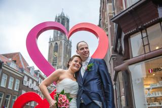 Bruidspaar Tessa en Wessel poseren bij hartinstallatie Dom Toren Utrecht, trouwreportage Breukelen grachten - Trouwshoot Stef