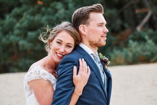 Bruidspaar Kirsten en Jouke in liefdevolle omhelzing op Park Hugo de Vries Lunteren, gelukkig moment vol warmte - Trouwshoot