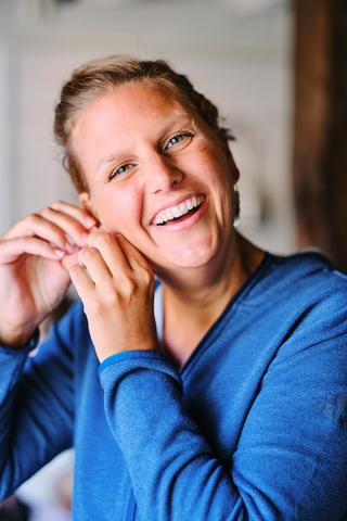 Bruid Esther lacht voluit tijdens trouwreportage bij Hoeve Sparredam Hoevelaken - Trouwshoot Stefan Segers