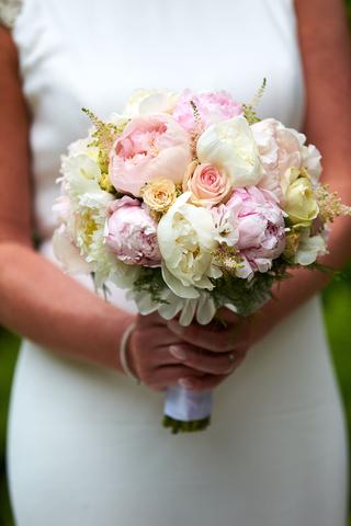 Bruidsaket met roze pioenrozen en witte bloemen, bruid Jooske met boeket bij Witte Huis Loosdrecht - Trouwshoot Stefan Segers