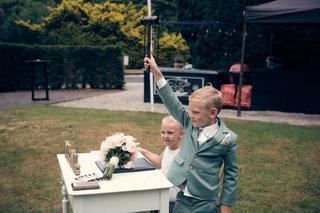 Bruidsjonker en bruidsprinses slaan de trouwtrommel: vrolijke kindermomenten op Kasteel De Hooge Vuursche - Trouwshoot Stefan