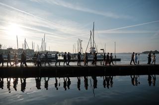 Bruidspaar Carlo en Lucinda met gasten op steiger Loosdrecht, trouwreportage Kasteel Sypesteyn, spiegeling in water - Trouwsh