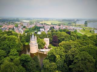 Luchtfoto van Kasteel Duurstede met het historische kasteel aan de rivier, omgeven door weelderig groen en het pittoreske sta