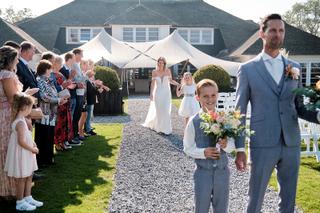 Bruidspaar Carlo en Lucinda exitceremonie Kasteel Sypesteyn Loosdrecht, bruidegom met bloemenkinderen, gasten applaudisseren,