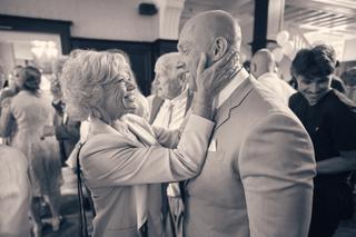 Bruidegom Dennis danst met moeder op huwelijksfeest Kasteel De Hooge Vuursche, emotioneel trouwmoment, trouwreportage - Trouw