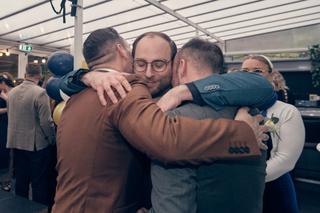 Bruidegom Jeroen omhelst vrienden tijdens receptie - emotioneel moment op Fletcher Hotel Wipselberg - Trouwshoot Stefan Seger