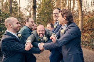 Bruidegom Jeroen en vrienden lachen vrolijk in bosrijke setting - Trouwshoot Stefan Segers