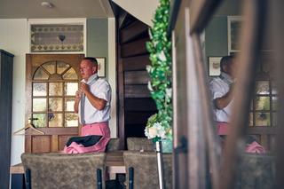tijdens de bruiloft van Diliana en Olav in Ijsselstein - Trouwshoot Stefan Segers