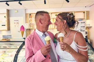 Diliana en Olav lachen elkaar toe met hun ijsjes in ijssalon Joris - Trouwshoot Stefan Segers
