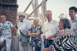 Familie en vrienden lachen samen op Het Dikke Torentje in Eemnes tijdens de trouwreportage van Elles en Bram - Trouwshoot Ste