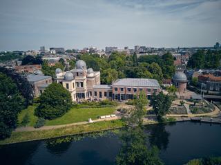 Luchtfoto van het bruidspaar Julia en Rens bij 't Wapen van Zoetermeer aan het water - Trouwshoot Stefan Segers