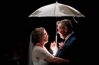 Bruidspaar Janneke en Jakob onder vintage paraplu bij Morgensterkerk Zoetermeer, intiem trouwmoment - Trouwshoot Stefan Seger