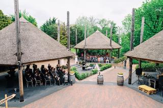 Bruidspaar Lotte en Daniel trouwceremonie Wapen van Zoetermeer, gasten onder rieten paviljoens - Trouwshoot Stefan Segers