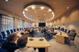 Bruidspaar Herre en Ingeborg in collegezaal 't Wapen van Zoetermeer, Louwman Museum Pijnacker, trouwceremonie bruidsfotografi