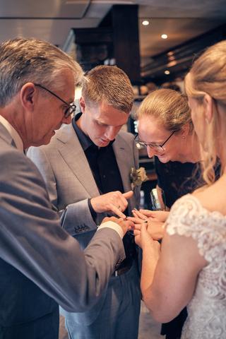 Bruidspaar Herre en Ingeborg wisselt ringen uit bij huwelijksceremonie Louwman Museum Zoetermeer, trouwreportage - Trouwshoot