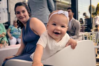 Lachend peuter met witte strik op het feest van Julia en Rens bij 't Wapen van Zoetermeer - Trouwshoot Stefan Segers